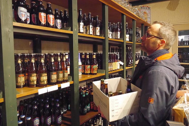 Jens beim Biershopping