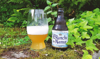 Glas und Flasche Blanche de Namur